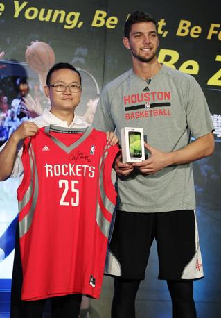Lin non  l'unico giocatore di Houston che piace a Taiwan. Chandler Parsons ha partecipato ad un evento pubblicitario con un'azienda che produce telefonini. Reuters
